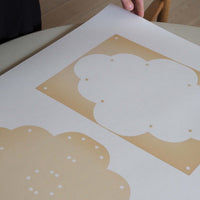 Atelier Cph(アトリエ・シーピーエイチ)は、デンマーク・コペンハーゲンを拠点とするデザインスタジオ兼アートブランドです。ミニマルで構築的なビジュアルを特徴とし、抽象アートやコラージュを中心としたアートポスターを多数手がけています。北欧デザインらしい洗練された感性とバランスの取れた構成美が魅力で、リビング、寝室、書斎、オフィスなど、あらゆる空間に調和と静けさをもたらします。幾何学的なモチーフを用いたアートは、ギャラリーウォールやモダンインテリアのアクセントにも最適。高品質な紙と印刷による仕上がりで、インテリアとしての完成度も高く評価されています。北欧アートポスター、現代アート、ミニマルデザイン、韓国インテリアなど、幅広いスタイルにマッチするスタイリッシュなアートを探している方におすすめです。