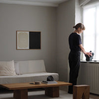 Atelier Cph(アトリエ・シーピーエイチ)は、デンマーク・コペンハーゲンを拠点とするデザインスタジオ兼アートブランドです。ミニマルで構築的なビジュアルを特徴とし、抽象アートやコラージュを中心としたアートポスターを多数手がけています。北欧デザインらしい洗練された感性とバランスの取れた構成美が魅力で、リビング、寝室、書斎、オフィスなど、あらゆる空間に調和と静けさをもたらします。幾何学的なモチーフを用いたアートは、ギャラリーウォールやモダンインテリアのアクセントにも最適。高品質な紙と印刷による仕上がりで、インテリアとしての完成度も高く評価されています。北欧アートポスター、現代アート、ミニマルデザイン、韓国インテリアなど、幅広いスタイルにマッチするスタイリッシュなアートを探している方におすすめです。