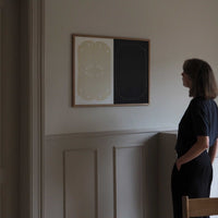 Atelier Cph(アトリエ・シーピーエイチ)は、デンマーク・コペンハーゲンを拠点とするデザインスタジオ兼アートブランドです。ミニマルで構築的なビジュアルを特徴とし、抽象アートやコラージュを中心としたアートポスターを多数手がけています。北欧デザインらしい洗練された感性とバランスの取れた構成美が魅力で、リビング、寝室、書斎、オフィスなど、あらゆる空間に調和と静けさをもたらします。幾何学的なモチーフを用いたアートは、ギャラリーウォールやモダンインテリアのアクセントにも最適。高品質な紙と印刷による仕上がりで、インテリアとしての完成度も高く評価されています。北欧アートポスター、現代アート、ミニマルデザイン、韓国インテリアなど、幅広いスタイルにマッチするスタイリッシュなアートを探している方におすすめです。