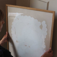 Atelier Cph(アトリエ・シーピーエイチ)は、デンマーク・コペンハーゲンを拠点とするデザインスタジオ兼アートブランドです。ミニマルで構築的なビジュアルを特徴とし、抽象アートやコラージュを中心としたアートポスターを多数手がけています。北欧デザインらしい洗練された感性とバランスの取れた構成美が魅力で、リビング、寝室、書斎、オフィスなど、あらゆる空間に調和と静けさをもたらします。幾何学的なモチーフを用いたアートは、ギャラリーウォールやモダンインテリアのアクセントにも最適。高品質な紙と印刷による仕上がりで、インテリアとしての完成度も高く評価されています。北欧アートポスター、現代アート、ミニマルデザイン、韓国インテリアなど、幅広いスタイルにマッチするスタイリッシュなアートを探している方におすすめです。