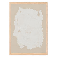 Atelier Cph(アトリエ・シーピーエイチ)は、デンマーク・コペンハーゲンを拠点とするデザインスタジオ兼アートブランドです。ミニマルで構築的なビジュアルを特徴とし、抽象アートやコラージュを中心としたアートポスターを多数手がけています。北欧デザインらしい洗練された感性とバランスの取れた構成美が魅力で、リビング、寝室、書斎、オフィスなど、あらゆる空間に調和と静けさをもたらします。幾何学的なモチーフを用いたアートは、ギャラリーウォールやモダンインテリアのアクセントにも最適。高品質な紙と印刷による仕上がりで、インテリアとしての完成度も高く評価されています。北欧アートポスター、現代アート、ミニマルデザイン、韓国インテリアなど、幅広いスタイルにマッチするスタイリッシュなアートを探している方におすすめです。