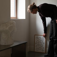 Atelier Cph(アトリエ・シーピーエイチ)は、デンマーク・コペンハーゲンを拠点とするデザインスタジオ兼アートブランドです。ミニマルで構築的なビジュアルを特徴とし、抽象アートやコラージュを中心としたアートポスターを多数手がけています。北欧デザインらしい洗練された感性とバランスの取れた構成美が魅力で、リビング、寝室、書斎、オフィスなど、あらゆる空間に調和と静けさをもたらします。幾何学的なモチーフを用いたアートは、ギャラリーウォールやモダンインテリアのアクセントにも最適。高品質な紙と印刷による仕上がりで、インテリアとしての完成度も高く評価されています。北欧アートポスター、現代アート、ミニマルデザイン、韓国インテリアなど、幅広いスタイルにマッチするスタイリッシュなアートを探している方におすすめです。