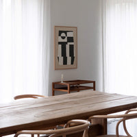 Atelier Cph(アトリエ・シーピーエイチ)は、デンマーク・コペンハーゲンを拠点とするデザインスタジオ兼アートブランドです。ミニマルで構築的なビジュアルを特徴とし、抽象アートやコラージュを中心としたアートポスターを多数手がけています。北欧デザインらしい洗練された感性とバランスの取れた構成美が魅力で、リビング、寝室、書斎、オフィスなど、あらゆる空間に調和と静けさをもたらします。幾何学的なモチーフを用いたアートは、ギャラリーウォールやモダンインテリアのアクセントにも最適。高品質な紙と印刷による仕上がりで、インテリアとしての完成度も高く評価されています。北欧アートポスター、現代アート、ミニマルデザイン、韓国インテリアなど、幅広いスタイルにマッチするスタイリッシュなアートを探している方におすすめです。