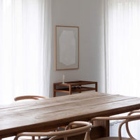 Atelier Cph(アトリエ・シーピーエイチ)は、デンマーク・コペンハーゲンを拠点とするデザインスタジオ兼アートブランドです。ミニマルで構築的なビジュアルを特徴とし、抽象アートやコラージュを中心としたアートポスターを多数手がけています。北欧デザインらしい洗練された感性とバランスの取れた構成美が魅力で、リビング、寝室、書斎、オフィスなど、あらゆる空間に調和と静けさをもたらします。幾何学的なモチーフを用いたアートは、ギャラリーウォールやモダンインテリアのアクセントにも最適。高品質な紙と印刷による仕上がりで、インテリアとしての完成度も高く評価されています。北欧アートポスター、現代アート、ミニマルデザイン、韓国インテリアなど、幅広いスタイルにマッチするスタイリッシュなアートを探している方におすすめです。