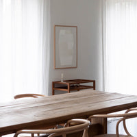 Atelier Cph(アトリエ・シーピーエイチ)は、デンマーク・コペンハーゲンを拠点とするデザインスタジオ兼アートブランドです。ミニマルで構築的なビジュアルを特徴とし、抽象アートやコラージュを中心としたアートポスターを多数手がけています。北欧デザインらしい洗練された感性とバランスの取れた構成美が魅力で、リビング、寝室、書斎、オフィスなど、あらゆる空間に調和と静けさをもたらします。幾何学的なモチーフを用いたアートは、ギャラリーウォールやモダンインテリアのアクセントにも最適。高品質な紙と印刷による仕上がりで、インテリアとしての完成度も高く評価されています。北欧アートポスター、現代アート、ミニマルデザイン、韓国インテリアなど、幅広いスタイルにマッチするスタイリッシュなアートを探している方におすすめです。
