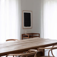 Atelier Cph(アトリエ・シーピーエイチ)は、デンマーク・コペンハーゲンを拠点とするデザインスタジオ兼アートブランドです。ミニマルで構築的なビジュアルを特徴とし、抽象アートやコラージュを中心としたアートポスターを多数手がけています。北欧デザインらしい洗練された感性とバランスの取れた構成美が魅力で、リビング、寝室、書斎、オフィスなど、あらゆる空間に調和と静けさをもたらします。幾何学的なモチーフを用いたアートは、ギャラリーウォールやモダンインテリアのアクセントにも最適。高品質な紙と印刷による仕上がりで、インテリアとしての完成度も高く評価されています。北欧アートポスター、現代アート、ミニマルデザイン、韓国インテリアなど、幅広いスタイルにマッチするスタイリッシュなアートを探している方におすすめです。