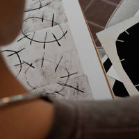 Atelier Cph(アトリエ・シーピーエイチ)は、デンマーク・コペンハーゲンを拠点とするデザインスタジオ兼アートブランドです。ミニマルで構築的なビジュアルを特徴とし、抽象アートやコラージュを中心としたアートポスターを多数手がけています。北欧デザインらしい洗練された感性とバランスの取れた構成美が魅力で、リビング、寝室、書斎、オフィスなど、あらゆる空間に調和と静けさをもたらします。幾何学的なモチーフを用いたアートは、ギャラリーウォールやモダンインテリアのアクセントにも最適。高品質な紙と印刷による仕上がりで、インテリアとしての完成度も高く評価されています。北欧アートポスター、現代アート、ミニマルデザイン、韓国インテリアなど、幅広いスタイルにマッチするスタイリッシュなアートを探している方におすすめです。