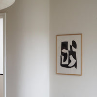 Atelier Cph(アトリエ・シーピーエイチ)は、デンマーク・コペンハーゲンを拠点とするデザインスタジオ兼アートブランドです。ミニマルで構築的なビジュアルを特徴とし、抽象アートやコラージュを中心としたアートポスターを多数手がけています。北欧デザインらしい洗練された感性とバランスの取れた構成美が魅力で、リビング、寝室、書斎、オフィスなど、あらゆる空間に調和と静けさをもたらします。幾何学的なモチーフを用いたアートは、ギャラリーウォールやモダンインテリアのアクセントにも最適。高品質な紙と印刷による仕上がりで、インテリアとしての完成度も高く評価されています。北欧アートポスター、現代アート、ミニマルデザイン、韓国インテリアなど、幅広いスタイルにマッチするスタイリッシュなアートを探している方におすすめです。
