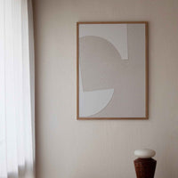 Atelier Cph(アトリエ・シーピーエイチ)は、デンマーク・コペンハーゲンを拠点とするデザインスタジオ兼アートブランドです。ミニマルで構築的なビジュアルを特徴とし、抽象アートやコラージュを中心としたアートポスターを多数手がけています。北欧デザインらしい洗練された感性とバランスの取れた構成美が魅力で、リビング、寝室、書斎、オフィスなど、あらゆる空間に調和と静けさをもたらします。幾何学的なモチーフを用いたアートは、ギャラリーウォールやモダンインテリアのアクセントにも最適。高品質な紙と印刷による仕上がりで、インテリアとしての完成度も高く評価されています。北欧アートポスター、現代アート、ミニマルデザイン、韓国インテリアなど、幅広いスタイルにマッチするスタイリッシュなアートを探している方におすすめです。