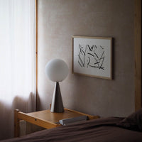 Atelier Cph(アトリエ・シーピーエイチ)は、デンマーク・コペンハーゲンを拠点とするデザインスタジオ兼アートブランドです。ミニマルで構築的なビジュアルを特徴とし、抽象アートやコラージュを中心としたアートポスターを多数手がけています。北欧デザインらしい洗練された感性とバランスの取れた構成美が魅力で、リビング、寝室、書斎、オフィスなど、あらゆる空間に調和と静けさをもたらします。幾何学的なモチーフを用いたアートは、ギャラリーウォールやモダンインテリアのアクセントにも最適。高品質な紙と印刷による仕上がりで、インテリアとしての完成度も高く評価されています。北欧アートポスター、現代アート、ミニマルデザイン、韓国インテリアなど、幅広いスタイルにマッチするスタイリッシュなアートを探している方におすすめです。