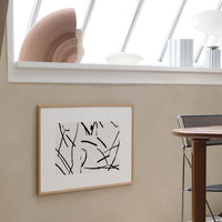 Atelier Cph(アトリエ・シーピーエイチ)は、デンマーク・コペンハーゲンを拠点とするデザインスタジオ兼アートブランドです。ミニマルで構築的なビジュアルを特徴とし、抽象アートやコラージュを中心としたアートポスターを多数手がけています。北欧デザインらしい洗練された感性とバランスの取れた構成美が魅力で、リビング、寝室、書斎、オフィスなど、あらゆる空間に調和と静けさをもたらします。幾何学的なモチーフを用いたアートは、ギャラリーウォールやモダンインテリアのアクセントにも最適。高品質な紙と印刷による仕上がりで、インテリアとしての完成度も高く評価されています。北欧アートポスター、現代アート、ミニマルデザイン、韓国インテリアなど、幅広いスタイルにマッチするスタイリッシュなアートを探している方におすすめです。