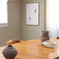 Atelier Cph(アトリエ・シーピーエイチ)は、デンマーク・コペンハーゲンを拠点とするデザインスタジオ兼アートブランドです。ミニマルで構築的なビジュアルを特徴とし、抽象アートやコラージュを中心としたアートポスターを多数手がけています。北欧デザインらしい洗練された感性とバランスの取れた構成美が魅力で、リビング、寝室、書斎、オフィスなど、あらゆる空間に調和と静けさをもたらします。幾何学的なモチーフを用いたアートは、ギャラリーウォールやモダンインテリアのアクセントにも最適。高品質な紙と印刷による仕上がりで、インテリアとしての完成度も高く評価されています。北欧アートポスター、現代アート、ミニマルデザイン、韓国インテリアなど、幅広いスタイルにマッチするスタイリッシュなアートを探している方におすすめです。