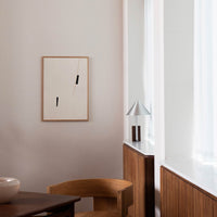 Atelier Cph(アトリエ・シーピーエイチ)は、デンマーク・コペンハーゲンを拠点とするデザインスタジオ兼アートブランドです。ミニマルで構築的なビジュアルを特徴とし、抽象アートやコラージュを中心としたアートポスターを多数手がけています。北欧デザインらしい洗練された感性とバランスの取れた構成美が魅力で、リビング、寝室、書斎、オフィスなど、あらゆる空間に調和と静けさをもたらします。幾何学的なモチーフを用いたアートは、ギャラリーウォールやモダンインテリアのアクセントにも最適。高品質な紙と印刷による仕上がりで、インテリアとしての完成度も高く評価されています。北欧アートポスター、現代アート、ミニマルデザイン、韓国インテリアなど、幅広いスタイルにマッチするスタイリッシュなアートを探している方におすすめです。