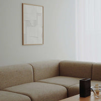 Atelier Cph(アトリエ・シーピーエイチ)は、デンマーク・コペンハーゲンを拠点とするデザインスタジオ兼アートブランドです。ミニマルで構築的なビジュアルを特徴とし、抽象アートやコラージュを中心としたアートポスターを多数手がけています。北欧デザインらしい洗練された感性とバランスの取れた構成美が魅力で、リビング、寝室、書斎、オフィスなど、あらゆる空間に調和と静けさをもたらします。幾何学的なモチーフを用いたアートは、ギャラリーウォールやモダンインテリアのアクセントにも最適。高品質な紙と印刷による仕上がりで、インテリアとしての完成度も高く評価されています。北欧アートポスター、現代アート、ミニマルデザイン、韓国インテリアなど、幅広いスタイルにマッチするスタイリッシュなアートを探している方におすすめです。