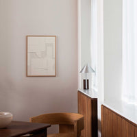 Atelier Cph(アトリエ・シーピーエイチ)は、デンマーク・コペンハーゲンを拠点とするデザインスタジオ兼アートブランドです。ミニマルで構築的なビジュアルを特徴とし、抽象アートやコラージュを中心としたアートポスターを多数手がけています。北欧デザインらしい洗練された感性とバランスの取れた構成美が魅力で、リビング、寝室、書斎、オフィスなど、あらゆる空間に調和と静けさをもたらします。幾何学的なモチーフを用いたアートは、ギャラリーウォールやモダンインテリアのアクセントにも最適。高品質な紙と印刷による仕上がりで、インテリアとしての完成度も高く評価されています。北欧アートポスター、現代アート、ミニマルデザイン、韓国インテリアなど、幅広いスタイルにマッチするスタイリッシュなアートを探している方におすすめです。