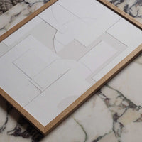 Atelier Cph(アトリエ・シーピーエイチ)は、デンマーク・コペンハーゲンを拠点とするデザインスタジオ兼アートブランドです。ミニマルで構築的なビジュアルを特徴とし、抽象アートやコラージュを中心としたアートポスターを多数手がけています。北欧デザインらしい洗練された感性とバランスの取れた構成美が魅力で、リビング、寝室、書斎、オフィスなど、あらゆる空間に調和と静けさをもたらします。幾何学的なモチーフを用いたアートは、ギャラリーウォールやモダンインテリアのアクセントにも最適。高品質な紙と印刷による仕上がりで、インテリアとしての完成度も高く評価されています。北欧アートポスター、現代アート、ミニマルデザイン、韓国インテリアなど、幅広いスタイルにマッチするスタイリッシュなアートを探している方におすすめです。