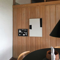 Atelier Cph(アトリエ・シーピーエイチ)は、デンマーク・コペンハーゲンを拠点とするデザインスタジオ兼アートブランドです。ミニマルで構築的なビジュアルを特徴とし、抽象アートやコラージュを中心としたアートポスターを多数手がけています。北欧デザインらしい洗練された感性とバランスの取れた構成美が魅力で、リビング、寝室、書斎、オフィスなど、あらゆる空間に調和と静けさをもたらします。幾何学的なモチーフを用いたアートは、ギャラリーウォールやモダンインテリアのアクセントにも最適。高品質な紙と印刷による仕上がりで、インテリアとしての完成度も高く評価されています。北欧アートポスター、現代アート、ミニマルデザイン、韓国インテリアなど、幅広いスタイルにマッチするスタイリッシュなアートを探している方におすすめです。