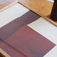 Atelier Cph(アトリエ・シーピーエイチ)は、デンマーク・コペンハーゲンを拠点とするデザインスタジオ兼アートブランドです。ミニマルで構築的なビジュアルを特徴とし、抽象アートやコラージュを中心としたアートポスターを多数手がけています。北欧デザインらしい洗練された感性とバランスの取れた構成美が魅力で、リビング、寝室、書斎、オフィスなど、あらゆる空間に調和と静けさをもたらします。幾何学的なモチーフを用いたアートは、ギャラリーウォールやモダンインテリアのアクセントにも最適。高品質な紙と印刷による仕上がりで、インテリアとしての完成度も高く評価されています。北欧アートポスター、現代アート、ミニマルデザイン、韓国インテリアなど、幅広いスタイルにマッチするスタイリッシュなアートを探している方におすすめです。