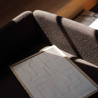 Atelier Cph(アトリエ・シーピーエイチ)は、デンマーク・コペンハーゲンを拠点とするデザインスタジオ兼アートブランドです。ミニマルで構築的なビジュアルを特徴とし、抽象アートやコラージュを中心としたアートポスターを多数手がけています。北欧デザインらしい洗練された感性とバランスの取れた構成美が魅力で、リビング、寝室、書斎、オフィスなど、あらゆる空間に調和と静けさをもたらします。幾何学的なモチーフを用いたアートは、ギャラリーウォールやモダンインテリアのアクセントにも最適。高品質な紙と印刷による仕上がりで、インテリアとしての完成度も高く評価されています。北欧アートポスター、現代アート、ミニマルデザイン、韓国インテリアなど、幅広いスタイルにマッチするスタイリッシュなアートを探している方におすすめです。