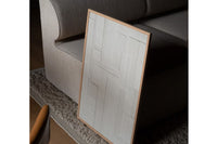 Atelier Cph(アトリエ・シーピーエイチ)は、デンマーク・コペンハーゲンを拠点とするデザインスタジオ兼アートブランドです。ミニマルで構築的なビジュアルを特徴とし、抽象アートやコラージュを中心としたアートポスターを多数手がけています。北欧デザインらしい洗練された感性とバランスの取れた構成美が魅力で、リビング、寝室、書斎、オフィスなど、あらゆる空間に調和と静けさをもたらします。幾何学的なモチーフを用いたアートは、ギャラリーウォールやモダンインテリアのアクセントにも最適。高品質な紙と印刷による仕上がりで、インテリアとしての完成度も高く評価されています。北欧アートポスター、現代アート、ミニマルデザイン、韓国インテリアなど、幅広いスタイルにマッチするスタイリッシュなアートを探している方におすすめです。