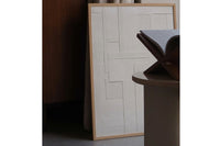 Atelier Cph(アトリエ・シーピーエイチ)は、デンマーク・コペンハーゲンを拠点とするデザインスタジオ兼アートブランドです。ミニマルで構築的なビジュアルを特徴とし、抽象アートやコラージュを中心としたアートポスターを多数手がけています。北欧デザインらしい洗練された感性とバランスの取れた構成美が魅力で、リビング、寝室、書斎、オフィスなど、あらゆる空間に調和と静けさをもたらします。幾何学的なモチーフを用いたアートは、ギャラリーウォールやモダンインテリアのアクセントにも最適。高品質な紙と印刷による仕上がりで、インテリアとしての完成度も高く評価されています。北欧アートポスター、現代アート、ミニマルデザイン、韓国インテリアなど、幅広いスタイルにマッチするスタイリッシュなアートを探している方におすすめです。