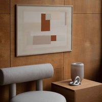 Atelier Cph(アトリエ・シーピーエイチ)は、デンマーク・コペンハーゲンを拠点とするデザインスタジオ兼アートブランドです。ミニマルで構築的なビジュアルを特徴とし、抽象アートやコラージュを中心としたアートポスターを多数手がけています。北欧デザインらしい洗練された感性とバランスの取れた構成美が魅力で、リビング、寝室、書斎、オフィスなど、あらゆる空間に調和と静けさをもたらします。幾何学的なモチーフを用いたアートは、ギャラリーウォールやモダンインテリアのアクセントにも最適。高品質な紙と印刷による仕上がりで、インテリアとしての完成度も高く評価されています。北欧アートポスター、現代アート、ミニマルデザイン、韓国インテリアなど、幅広いスタイルにマッチするスタイリッシュなアートを探している方におすすめです。