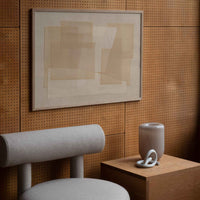 Atelier Cph(アトリエ・シーピーエイチ)は、デンマーク・コペンハーゲンを拠点とするデザインスタジオ兼アートブランドです。ミニマルで構築的なビジュアルを特徴とし、抽象アートやコラージュを中心としたアートポスターを多数手がけています。北欧デザインらしい洗練された感性とバランスの取れた構成美が魅力で、リビング、寝室、書斎、オフィスなど、あらゆる空間に調和と静けさをもたらします。幾何学的なモチーフを用いたアートは、ギャラリーウォールやモダンインテリアのアクセントにも最適。高品質な紙と印刷による仕上がりで、インテリアとしての完成度も高く評価されています。北欧アートポスター、現代アート、ミニマルデザイン、韓国インテリアなど、幅広いスタイルにマッチするスタイリッシュなアートを探している方におすすめです。