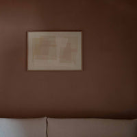 Atelier Cph(アトリエ・シーピーエイチ)は、デンマーク・コペンハーゲンを拠点とするデザインスタジオ兼アートブランドです。ミニマルで構築的なビジュアルを特徴とし、抽象アートやコラージュを中心としたアートポスターを多数手がけています。北欧デザインらしい洗練された感性とバランスの取れた構成美が魅力で、リビング、寝室、書斎、オフィスなど、あらゆる空間に調和と静けさをもたらします。幾何学的なモチーフを用いたアートは、ギャラリーウォールやモダンインテリアのアクセントにも最適。高品質な紙と印刷による仕上がりで、インテリアとしての完成度も高く評価されています。北欧アートポスター、現代アート、ミニマルデザイン、韓国インテリアなど、幅広いスタイルにマッチするスタイリッシュなアートを探している方におすすめです。