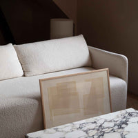 Atelier Cph(アトリエ・シーピーエイチ)は、デンマーク・コペンハーゲンを拠点とするデザインスタジオ兼アートブランドです。ミニマルで構築的なビジュアルを特徴とし、抽象アートやコラージュを中心としたアートポスターを多数手がけています。北欧デザインらしい洗練された感性とバランスの取れた構成美が魅力で、リビング、寝室、書斎、オフィスなど、あらゆる空間に調和と静けさをもたらします。幾何学的なモチーフを用いたアートは、ギャラリーウォールやモダンインテリアのアクセントにも最適。高品質な紙と印刷による仕上がりで、インテリアとしての完成度も高く評価されています。北欧アートポスター、現代アート、ミニマルデザイン、韓国インテリアなど、幅広いスタイルにマッチするスタイリッシュなアートを探している方におすすめです。