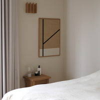 Atelier Cph(アトリエ・シーピーエイチ)は、デンマーク・コペンハーゲンを拠点とするデザインスタジオ兼アートブランドです。ミニマルで構築的なビジュアルを特徴とし、抽象アートやコラージュを中心としたアートポスターを多数手がけています。北欧デザインらしい洗練された感性とバランスの取れた構成美が魅力で、リビング、寝室、書斎、オフィスなど、あらゆる空間に調和と静けさをもたらします。幾何学的なモチーフを用いたアートは、ギャラリーウォールやモダンインテリアのアクセントにも最適。高品質な紙と印刷による仕上がりで、インテリアとしての完成度も高く評価されています。北欧アートポスター、現代アート、ミニマルデザイン、韓国インテリアなど、幅広いスタイルにマッチするスタイリッシュなアートを探している方におすすめです。