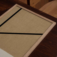 Atelier Cph(アトリエ・シーピーエイチ)は、デンマーク・コペンハーゲンを拠点とするデザインスタジオ兼アートブランドです。ミニマルで構築的なビジュアルを特徴とし、抽象アートやコラージュを中心としたアートポスターを多数手がけています。北欧デザインらしい洗練された感性とバランスの取れた構成美が魅力で、リビング、寝室、書斎、オフィスなど、あらゆる空間に調和と静けさをもたらします。幾何学的なモチーフを用いたアートは、ギャラリーウォールやモダンインテリアのアクセントにも最適。高品質な紙と印刷による仕上がりで、インテリアとしての完成度も高く評価されています。北欧アートポスター、現代アート、ミニマルデザイン、韓国インテリアなど、幅広いスタイルにマッチするスタイリッシュなアートを探している方におすすめです。