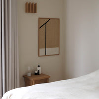 Atelier Cph(アトリエ・シーピーエイチ)は、デンマーク・コペンハーゲンを拠点とするデザインスタジオ兼アートブランドです。ミニマルで構築的なビジュアルを特徴とし、抽象アートやコラージュを中心としたアートポスターを多数手がけています。北欧デザインらしい洗練された感性とバランスの取れた構成美が魅力で、リビング、寝室、書斎、オフィスなど、あらゆる空間に調和と静けさをもたらします。幾何学的なモチーフを用いたアートは、ギャラリーウォールやモダンインテリアのアクセントにも最適。高品質な紙と印刷による仕上がりで、インテリアとしての完成度も高く評価されています。北欧アートポスター、現代アート、ミニマルデザイン、韓国インテリアなど、幅広いスタイルにマッチするスタイリッシュなアートを探している方におすすめです。