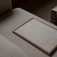 Atelier Cph(アトリエ・シーピーエイチ)は、デンマーク・コペンハーゲンを拠点とするデザインスタジオ兼アートブランドです。ミニマルで構築的なビジュアルを特徴とし、抽象アートやコラージュを中心としたアートポスターを多数手がけています。北欧デザインらしい洗練された感性とバランスの取れた構成美が魅力で、リビング、寝室、書斎、オフィスなど、あらゆる空間に調和と静けさをもたらします。幾何学的なモチーフを用いたアートは、ギャラリーウォールやモダンインテリアのアクセントにも最適。高品質な紙と印刷による仕上がりで、インテリアとしての完成度も高く評価されています。北欧アートポスター、現代アート、ミニマルデザイン、韓国インテリアなど、幅広いスタイルにマッチするスタイリッシュなアートを探している方におすすめです。
