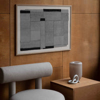 Atelier Cph(アトリエ・シーピーエイチ)は、デンマーク・コペンハーゲンを拠点とするデザインスタジオ兼アートブランドです。ミニマルで構築的なビジュアルを特徴とし、抽象アートやコラージュを中心としたアートポスターを多数手がけています。北欧デザインらしい洗練された感性とバランスの取れた構成美が魅力で、リビング、寝室、書斎、オフィスなど、あらゆる空間に調和と静けさをもたらします。幾何学的なモチーフを用いたアートは、ギャラリーウォールやモダンインテリアのアクセントにも最適。高品質な紙と印刷による仕上がりで、インテリアとしての完成度も高く評価されています。北欧アートポスター、現代アート、ミニマルデザイン、韓国インテリアなど、幅広いスタイルにマッチするスタイリッシュなアートを探している方におすすめです。