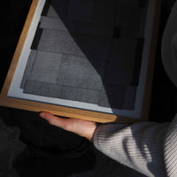 Atelier Cph(アトリエ・シーピーエイチ)は、デンマーク・コペンハーゲンを拠点とするデザインスタジオ兼アートブランドです。ミニマルで構築的なビジュアルを特徴とし、抽象アートやコラージュを中心としたアートポスターを多数手がけています。北欧デザインらしい洗練された感性とバランスの取れた構成美が魅力で、リビング、寝室、書斎、オフィスなど、あらゆる空間に調和と静けさをもたらします。幾何学的なモチーフを用いたアートは、ギャラリーウォールやモダンインテリアのアクセントにも最適。高品質な紙と印刷による仕上がりで、インテリアとしての完成度も高く評価されています。北欧アートポスター、現代アート、ミニマルデザイン、韓国インテリアなど、幅広いスタイルにマッチするスタイリッシュなアートを探している方におすすめです。