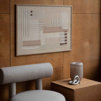 Atelier Cph(アトリエ・シーピーエイチ)は、デンマーク・コペンハーゲンを拠点とするデザインスタジオ兼アートブランドです。ミニマルで構築的なビジュアルを特徴とし、抽象アートやコラージュを中心としたアートポスターを多数手がけています。北欧デザインらしい洗練された感性とバランスの取れた構成美が魅力で、リビング、寝室、書斎、オフィスなど、あらゆる空間に調和と静けさをもたらします。幾何学的なモチーフを用いたアートは、ギャラリーウォールやモダンインテリアのアクセントにも最適。高品質な紙と印刷による仕上がりで、インテリアとしての完成度も高く評価されています。北欧アートポスター、現代アート、ミニマルデザイン、韓国インテリアなど、幅広いスタイルにマッチするスタイリッシュなアートを探している方におすすめです。