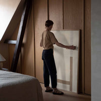 Atelier Cph(アトリエ・シーピーエイチ)は、デンマーク・コペンハーゲンを拠点とするデザインスタジオ兼アートブランドです。ミニマルで構築的なビジュアルを特徴とし、抽象アートやコラージュを中心としたアートポスターを多数手がけています。北欧デザインらしい洗練された感性とバランスの取れた構成美が魅力で、リビング、寝室、書斎、オフィスなど、あらゆる空間に調和と静けさをもたらします。幾何学的なモチーフを用いたアートは、ギャラリーウォールやモダンインテリアのアクセントにも最適。高品質な紙と印刷による仕上がりで、インテリアとしての完成度も高く評価されています。北欧アートポスター、現代アート、ミニマルデザイン、韓国インテリアなど、幅広いスタイルにマッチするスタイリッシュなアートを探している方におすすめです。