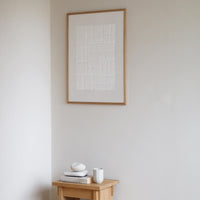 Atelier Cph(アトリエ・シーピーエイチ)は、デンマーク・コペンハーゲンを拠点とするデザインスタジオ兼アートブランドです。ミニマルで構築的なビジュアルを特徴とし、抽象アートやコラージュを中心としたアートポスターを多数手がけています。北欧デザインらしい洗練された感性とバランスの取れた構成美が魅力で、リビング、寝室、書斎、オフィスなど、あらゆる空間に調和と静けさをもたらします。幾何学的なモチーフを用いたアートは、ギャラリーウォールやモダンインテリアのアクセントにも最適。高品質な紙と印刷による仕上がりで、インテリアとしての完成度も高く評価されています。北欧アートポスター、現代アート、ミニマルデザイン、韓国インテリアなど、幅広いスタイルにマッチするスタイリッシュなアートを探している方におすすめです。