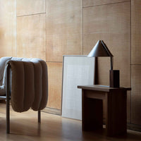 Atelier Cph(アトリエ・シーピーエイチ)は、デンマーク・コペンハーゲンを拠点とするデザインスタジオ兼アートブランドです。ミニマルで構築的なビジュアルを特徴とし、抽象アートやコラージュを中心としたアートポスターを多数手がけています。北欧デザインらしい洗練された感性とバランスの取れた構成美が魅力で、リビング、寝室、書斎、オフィスなど、あらゆる空間に調和と静けさをもたらします。幾何学的なモチーフを用いたアートは、ギャラリーウォールやモダンインテリアのアクセントにも最適。高品質な紙と印刷による仕上がりで、インテリアとしての完成度も高く評価されています。北欧アートポスター、現代アート、ミニマルデザイン、韓国インテリアなど、幅広いスタイルにマッチするスタイリッシュなアートを探している方におすすめです。