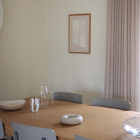 Atelier Cph(アトリエ・シーピーエイチ)は、デンマーク・コペンハーゲンを拠点とするデザインスタジオ兼アートブランドです。ミニマルで構築的なビジュアルを特徴とし、抽象アートやコラージュを中心としたアートポスターを多数手がけています。北欧デザインらしい洗練された感性とバランスの取れた構成美が魅力で、リビング、寝室、書斎、オフィスなど、あらゆる空間に調和と静けさをもたらします。幾何学的なモチーフを用いたアートは、ギャラリーウォールやモダンインテリアのアクセントにも最適。高品質な紙と印刷による仕上がりで、インテリアとしての完成度も高く評価されています。北欧アートポスター、現代アート、ミニマルデザイン、韓国インテリアなど、幅広いスタイルにマッチするスタイリッシュなアートを探している方におすすめです。