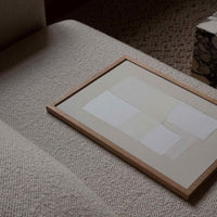 Atelier Cph(アトリエ・シーピーエイチ)は、デンマーク・コペンハーゲンを拠点とするデザインスタジオ兼アートブランドです。ミニマルで構築的なビジュアルを特徴とし、抽象アートやコラージュを中心としたアートポスターを多数手がけています。北欧デザインらしい洗練された感性とバランスの取れた構成美が魅力で、リビング、寝室、書斎、オフィスなど、あらゆる空間に調和と静けさをもたらします。幾何学的なモチーフを用いたアートは、ギャラリーウォールやモダンインテリアのアクセントにも最適。高品質な紙と印刷による仕上がりで、インテリアとしての完成度も高く評価されています。北欧アートポスター、現代アート、ミニマルデザイン、韓国インテリアなど、幅広いスタイルにマッチするスタイリッシュなアートを探している方におすすめです。