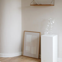 Atelier Cph(アトリエ・シーピーエイチ)は、デンマーク・コペンハーゲンを拠点とするデザインスタジオ兼アートブランドです。ミニマルで構築的なビジュアルを特徴とし、抽象アートやコラージュを中心としたアートポスターを多数手がけています。北欧デザインらしい洗練された感性とバランスの取れた構成美が魅力で、リビング、寝室、書斎、オフィスなど、あらゆる空間に調和と静けさをもたらします。幾何学的なモチーフを用いたアートは、ギャラリーウォールやモダンインテリアのアクセントにも最適。高品質な紙と印刷による仕上がりで、インテリアとしての完成度も高く評価されています。北欧アートポスター、現代アート、ミニマルデザイン、韓国インテリアなど、幅広いスタイルにマッチするスタイリッシュなアートを探している方におすすめです。