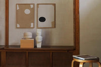 Atelier Cph(アトリエ・シーピーエイチ)は、デンマーク・コペンハーゲンを拠点とするデザインスタジオ兼アートブランドです。ミニマルで構築的なビジュアルを特徴とし、抽象アートやコラージュを中心としたアートポスターを多数手がけています。北欧デザインらしい洗練された感性とバランスの取れた構成美が魅力で、リビング、寝室、書斎、オフィスなど、あらゆる空間に調和と静けさをもたらします。幾何学的なモチーフを用いたアートは、ギャラリーウォールやモダンインテリアのアクセントにも最適。高品質な紙と印刷による仕上がりで、インテリアとしての完成度も高く評価されています。北欧アートポスター、現代アート、ミニマルデザイン、韓国インテリアなど、幅広いスタイルにマッチするスタイリッシュなアートを探している方におすすめです。