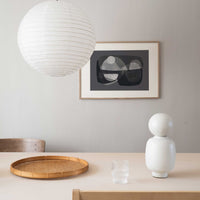 Atelier Cph(アトリエ・シーピーエイチ)は、デンマーク・コペンハーゲンを拠点とするデザインスタジオ兼アートブランドです。ミニマルで構築的なビジュアルを特徴とし、抽象アートやコラージュを中心としたアートポスターを多数手がけています。北欧デザインらしい洗練された感性とバランスの取れた構成美が魅力で、リビング、寝室、書斎、オフィスなど、あらゆる空間に調和と静けさをもたらします。幾何学的なモチーフを用いたアートは、ギャラリーウォールやモダンインテリアのアクセントにも最適。高品質な紙と印刷による仕上がりで、インテリアとしての完成度も高く評価されています。北欧アートポスター、現代アート、ミニマルデザイン、韓国インテリアなど、幅広いスタイルにマッチするスタイリッシュなアートを探している方におすすめです。