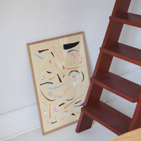 Atelier Cph(アトリエ・シーピーエイチ)は、デンマーク・コペンハーゲンを拠点とするデザインスタジオ兼アートブランドです。ミニマルで構築的なビジュアルを特徴とし、抽象アートやコラージュを中心としたアートポスターを多数手がけています。北欧デザインらしい洗練された感性とバランスの取れた構成美が魅力で、リビング、寝室、書斎、オフィスなど、あらゆる空間に調和と静けさをもたらします。幾何学的なモチーフを用いたアートは、ギャラリーウォールやモダンインテリアのアクセントにも最適。高品質な紙と印刷による仕上がりで、インテリアとしての完成度も高く評価されています。北欧アートポスター、現代アート、ミニマルデザイン、韓国インテリアなど、幅広いスタイルにマッチするスタイリッシュなアートを探している方におすすめです。