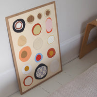 Atelier Cph(アトリエ・シーピーエイチ)は、デンマーク・コペンハーゲンを拠点とするデザインスタジオ兼アートブランドです。ミニマルで構築的なビジュアルを特徴とし、抽象アートやコラージュを中心としたアートポスターを多数手がけています。北欧デザインらしい洗練された感性とバランスの取れた構成美が魅力で、リビング、寝室、書斎、オフィスなど、あらゆる空間に調和と静けさをもたらします。幾何学的なモチーフを用いたアートは、ギャラリーウォールやモダンインテリアのアクセントにも最適。高品質な紙と印刷による仕上がりで、インテリアとしての完成度も高く評価されています。北欧アートポスター、現代アート、ミニマルデザイン、韓国インテリアなど、幅広いスタイルにマッチするスタイリッシュなアートを探している方におすすめです。