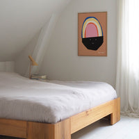 Atelier Cph(アトリエ・シーピーエイチ)は、デンマーク・コペンハーゲンを拠点とするデザインスタジオ兼アートブランドです。ミニマルで構築的なビジュアルを特徴とし、抽象アートやコラージュを中心としたアートポスターを多数手がけています。北欧デザインらしい洗練された感性とバランスの取れた構成美が魅力で、リビング、寝室、書斎、オフィスなど、あらゆる空間に調和と静けさをもたらします。幾何学的なモチーフを用いたアートは、ギャラリーウォールやモダンインテリアのアクセントにも最適。高品質な紙と印刷による仕上がりで、インテリアとしての完成度も高く評価されています。北欧アートポスター、現代アート、ミニマルデザイン、韓国インテリアなど、幅広いスタイルにマッチするスタイリッシュなアートを探している方におすすめです。