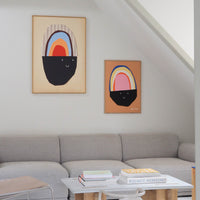 Atelier Cph(アトリエ・シーピーエイチ)は、デンマーク・コペンハーゲンを拠点とするデザインスタジオ兼アートブランドです。ミニマルで構築的なビジュアルを特徴とし、抽象アートやコラージュを中心としたアートポスターを多数手がけています。北欧デザインらしい洗練された感性とバランスの取れた構成美が魅力で、リビング、寝室、書斎、オフィスなど、あらゆる空間に調和と静けさをもたらします。幾何学的なモチーフを用いたアートは、ギャラリーウォールやモダンインテリアのアクセントにも最適。高品質な紙と印刷による仕上がりで、インテリアとしての完成度も高く評価されています。北欧アートポスター、現代アート、ミニマルデザイン、韓国インテリアなど、幅広いスタイルにマッチするスタイリッシュなアートを探している方におすすめです。