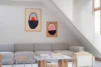 Atelier Cph(アトリエ・シーピーエイチ)は、デンマーク・コペンハーゲンを拠点とするデザインスタジオ兼アートブランドです。ミニマルで構築的なビジュアルを特徴とし、抽象アートやコラージュを中心としたアートポスターを多数手がけています。北欧デザインらしい洗練された感性とバランスの取れた構成美が魅力で、リビング、寝室、書斎、オフィスなど、あらゆる空間に調和と静けさをもたらします。幾何学的なモチーフを用いたアートは、ギャラリーウォールやモダンインテリアのアクセントにも最適。高品質な紙と印刷による仕上がりで、インテリアとしての完成度も高く評価されています。北欧アートポスター、現代アート、ミニマルデザイン、韓国インテリアなど、幅広いスタイルにマッチするスタイリッシュなアートを探している方におすすめです。