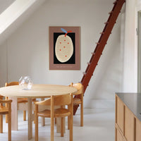 Atelier Cph(アトリエ・シーピーエイチ)は、デンマーク・コペンハーゲンを拠点とするデザインスタジオ兼アートブランドです。ミニマルで構築的なビジュアルを特徴とし、抽象アートやコラージュを中心としたアートポスターを多数手がけています。北欧デザインらしい洗練された感性とバランスの取れた構成美が魅力で、リビング、寝室、書斎、オフィスなど、あらゆる空間に調和と静けさをもたらします。幾何学的なモチーフを用いたアートは、ギャラリーウォールやモダンインテリアのアクセントにも最適。高品質な紙と印刷による仕上がりで、インテリアとしての完成度も高く評価されています。北欧アートポスター、現代アート、ミニマルデザイン、韓国インテリアなど、幅広いスタイルにマッチするスタイリッシュなアートを探している方におすすめです。